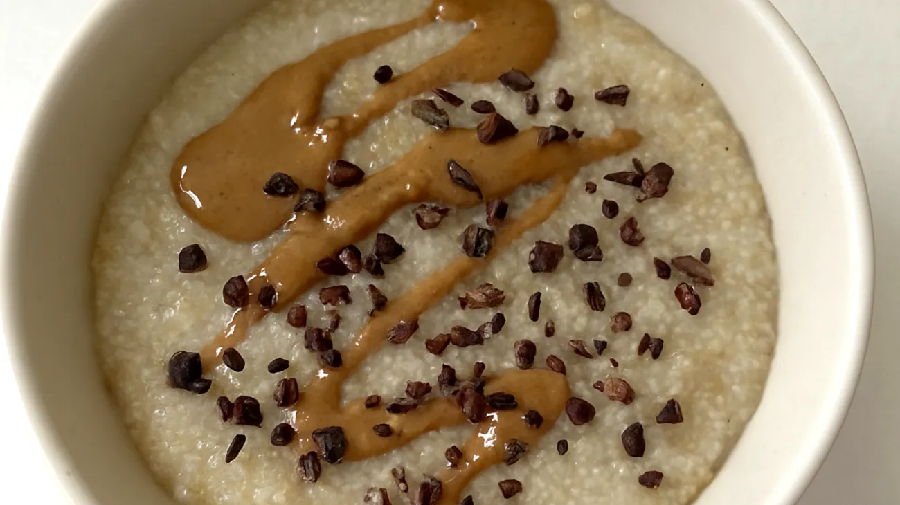 Amaranth-Porridge mit Mandelbutter und Kakao-Nibs"