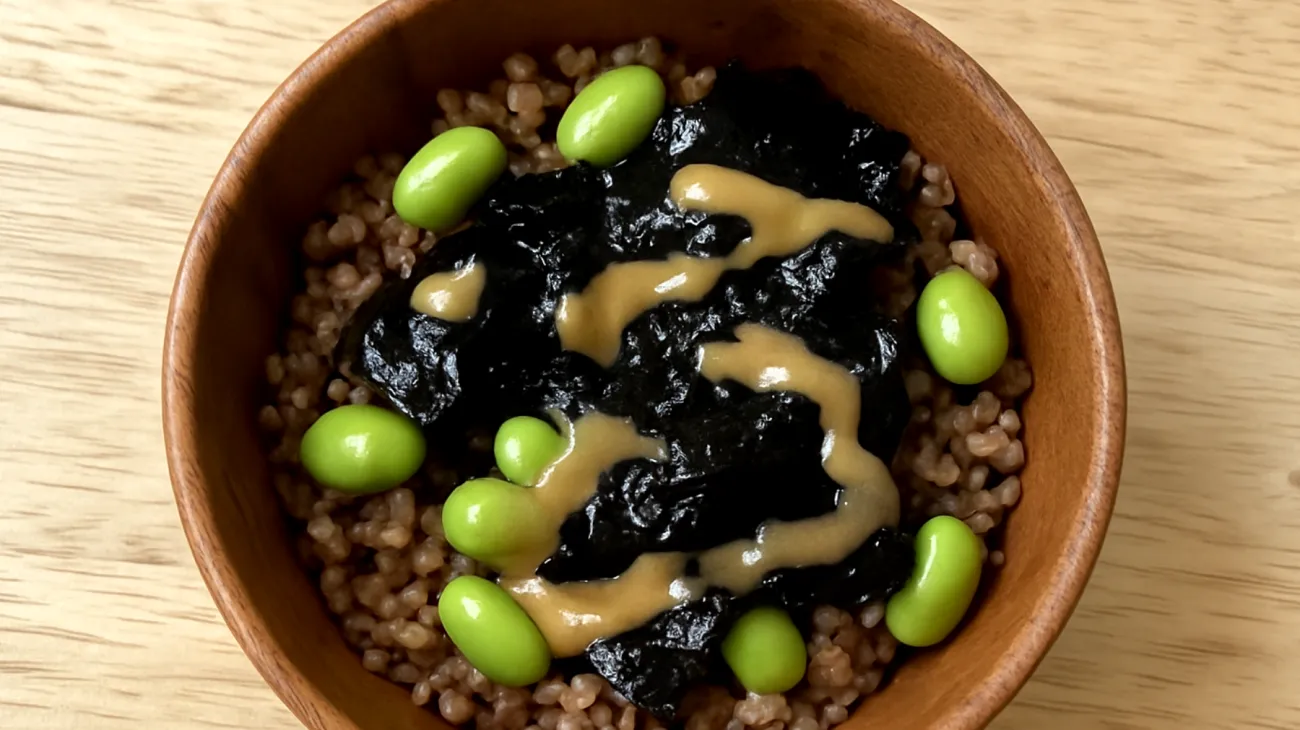 Buchweizen-Miso-Bowl mit Edamame und Algen"