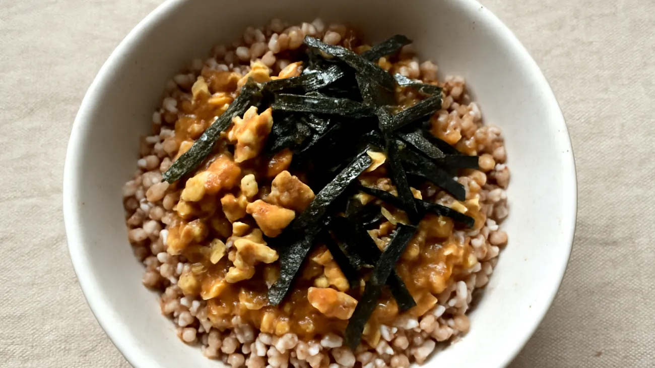 Buchweizen-Miso-Bowl mit Walnüssen und Seetang"