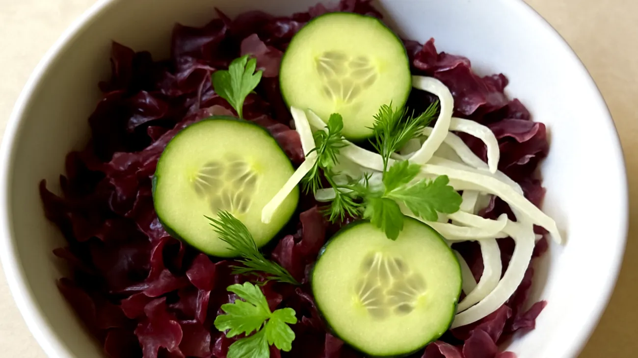 Dulse-Algen-Salat mit Gurken und Fenchel"