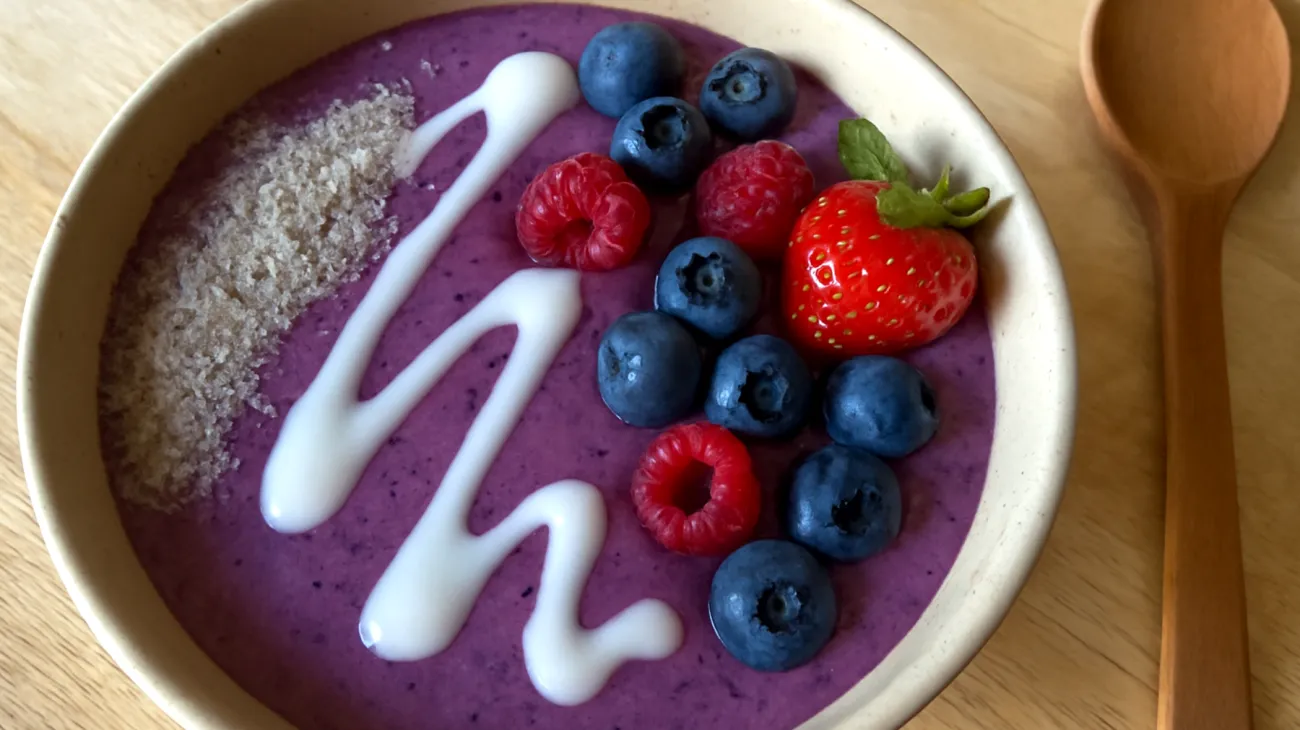 Flohsamenschalen-Smoothie-Bowl mit Kefir und Beeren"