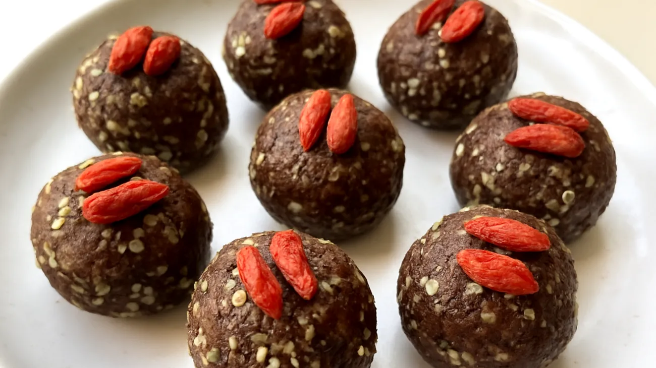 Hanfsamen-Kakao-Energiebällchen mit Goji-Beeren"