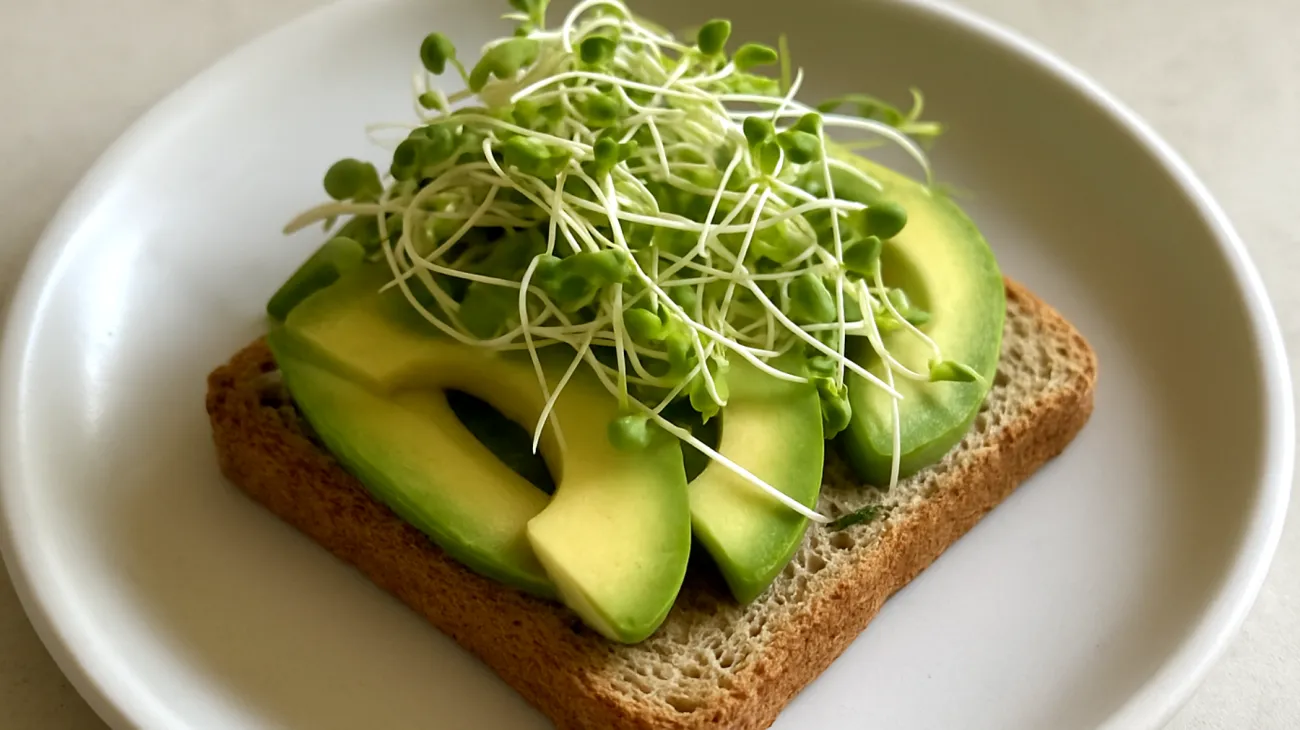 Lupinenbrot-Sandwich mit Avocado und Sprossen"