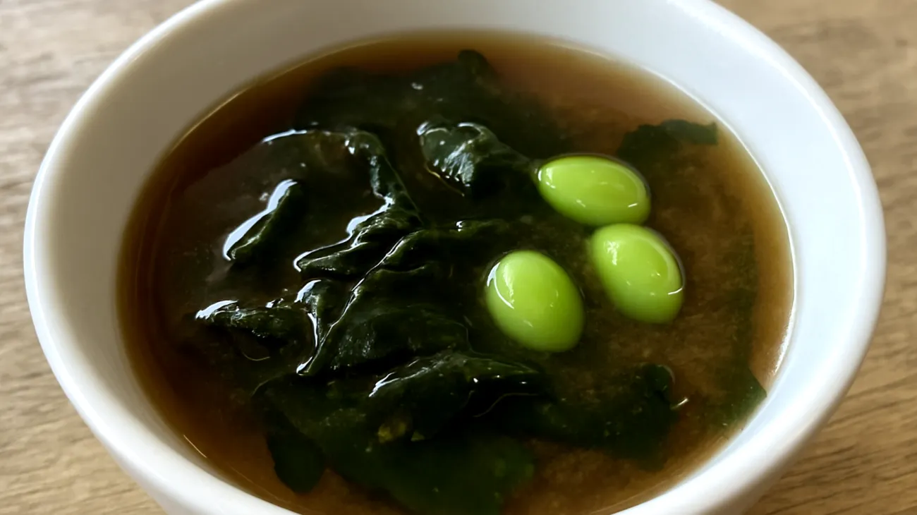 Miso-Suppe mit Wakame-Algen und Edamame"