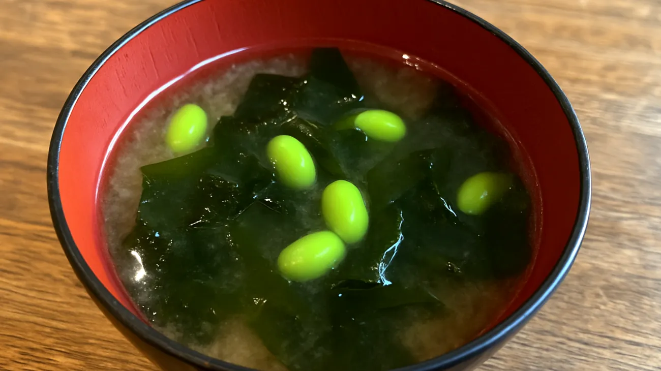 Miso-Suppe mit Wakame-Algen und Edamame"