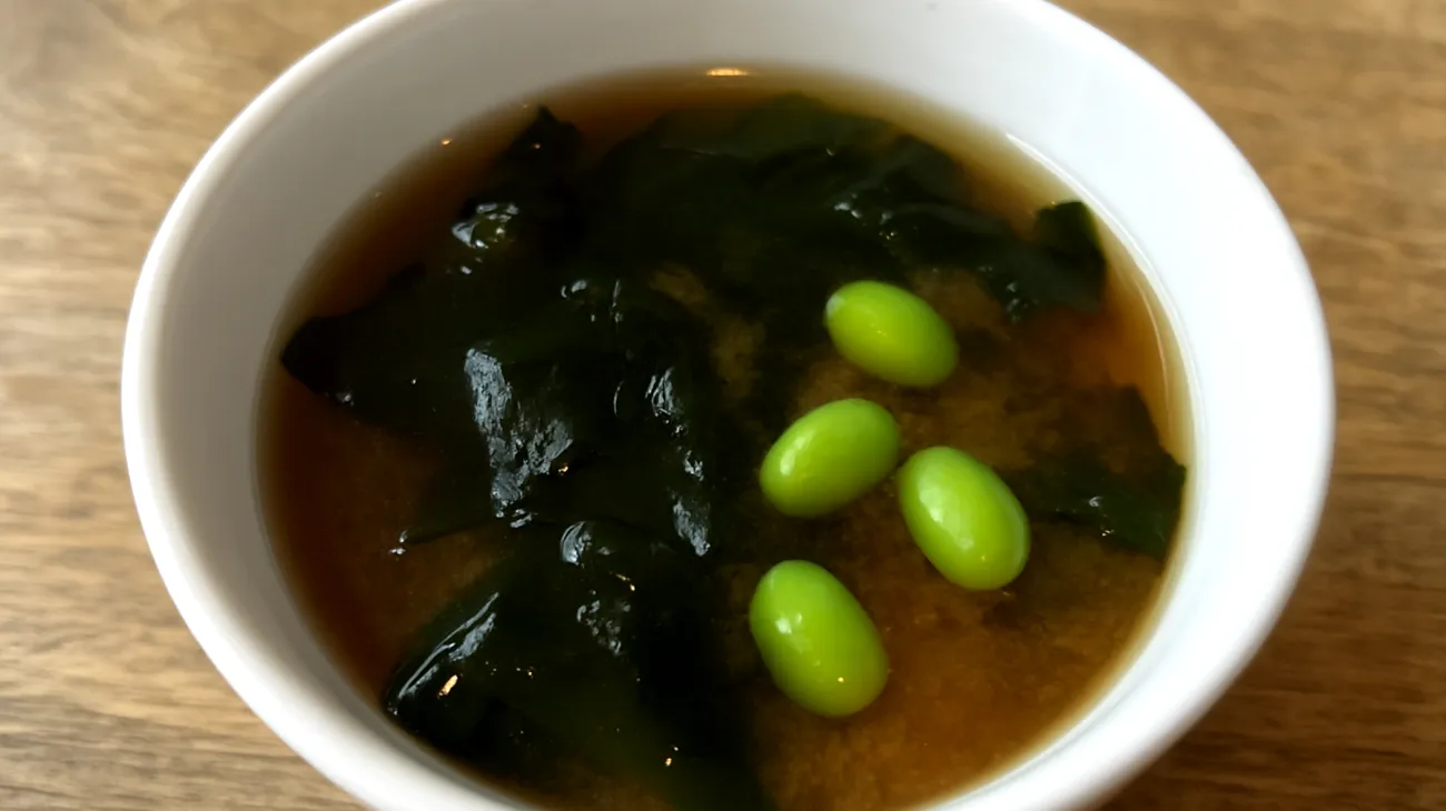 Miso-Suppe mit Wakame-Algen und Edamame"