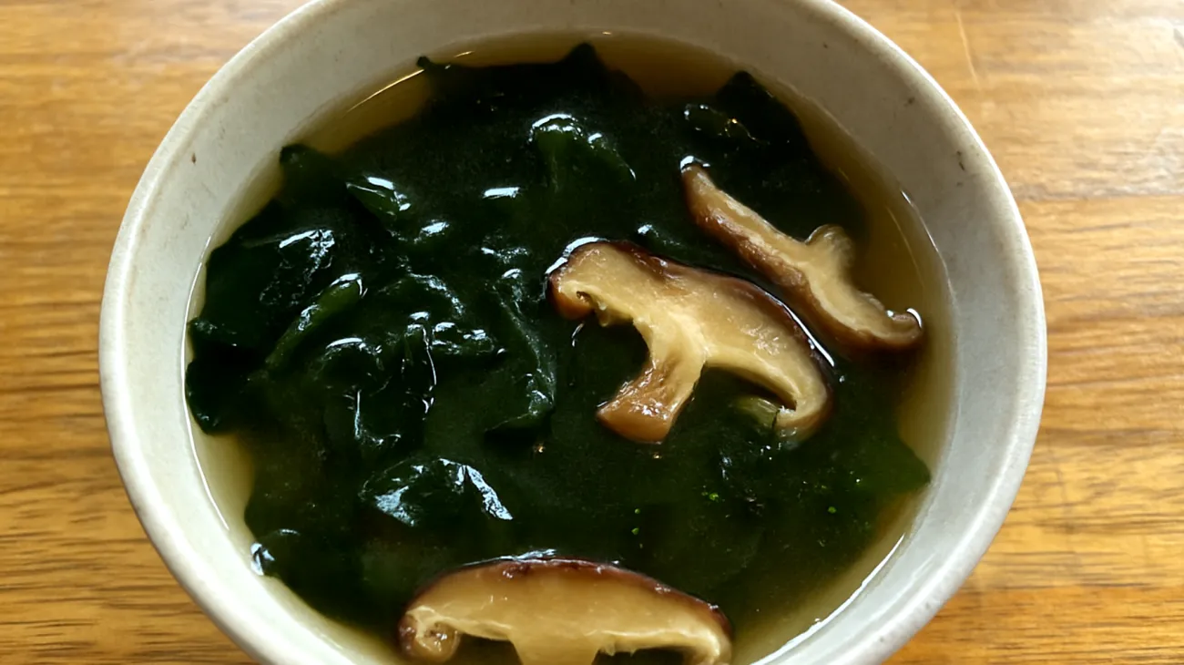 Miso-Suppe mit Wakame-Algen und Shiitake-Pilzen"