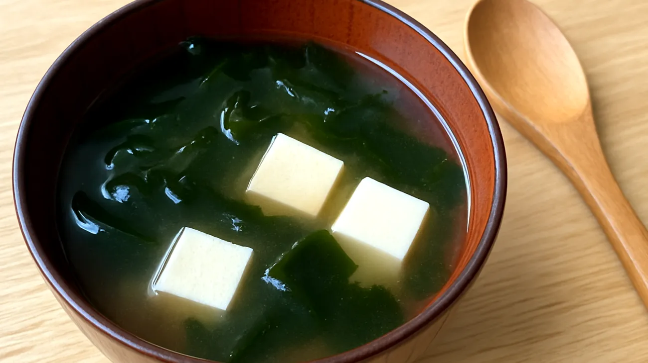 Miso-Suppe mit Wakame-Algen und Silken-Tofu"