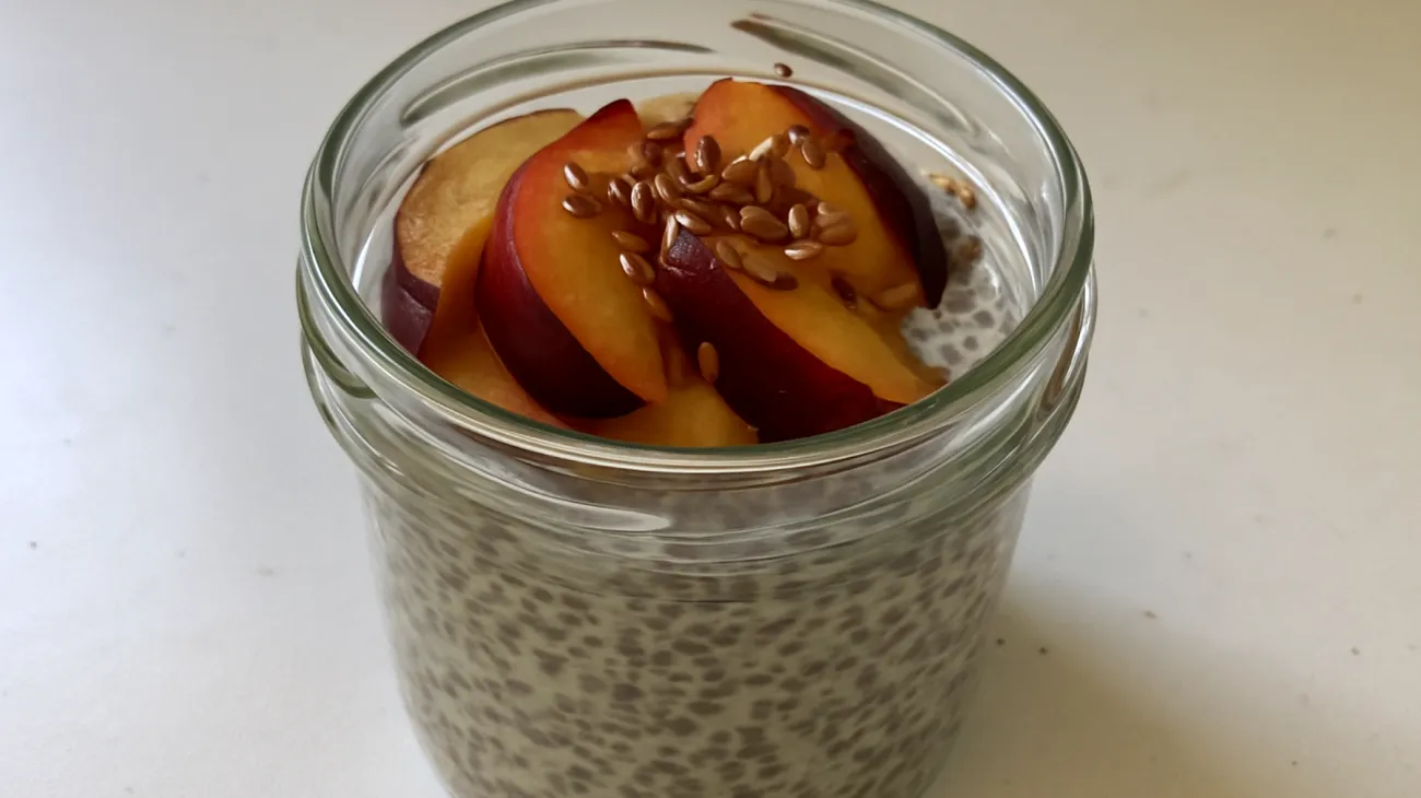 Overnight Chia-Pudding mit Pflaumen und Leinsamen"