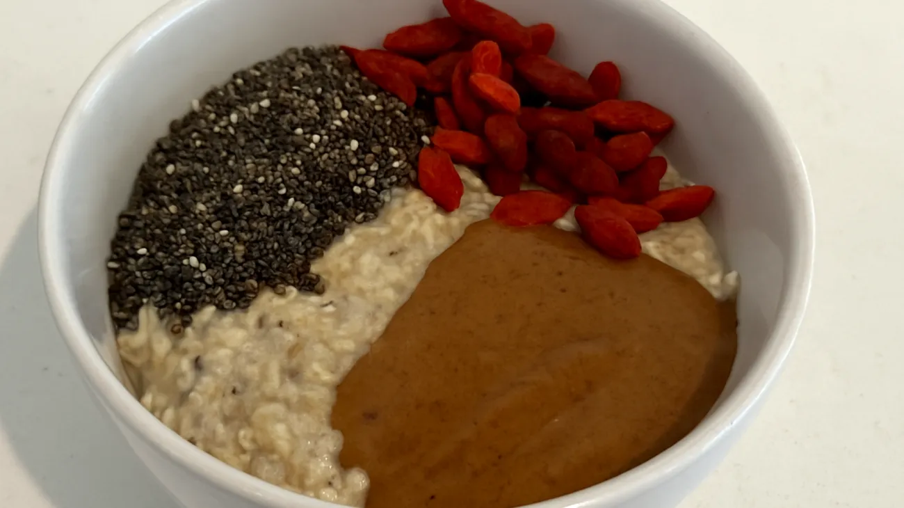 Overnight Oats mit Chiasamen, Goji-Beeren und Mandelmus"